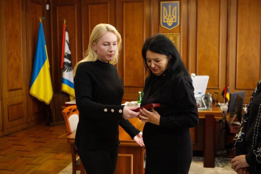 Світлана Онищук передала нагороду батькам та дружині бійця