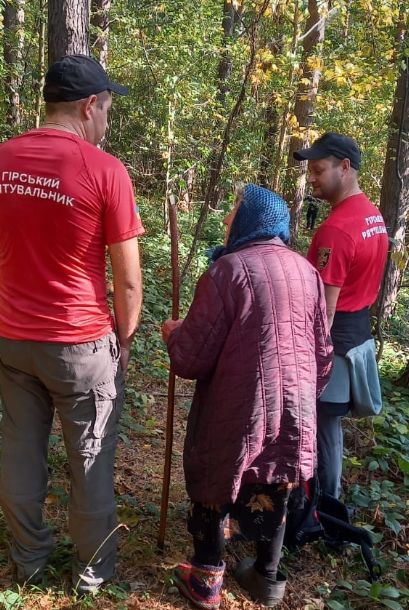 Рятувальники провели жінку до її домівки.