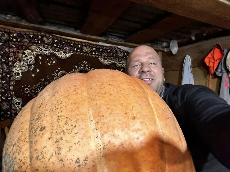 Загалом волонтери зварили два чани суміші обсягом 60 літрів