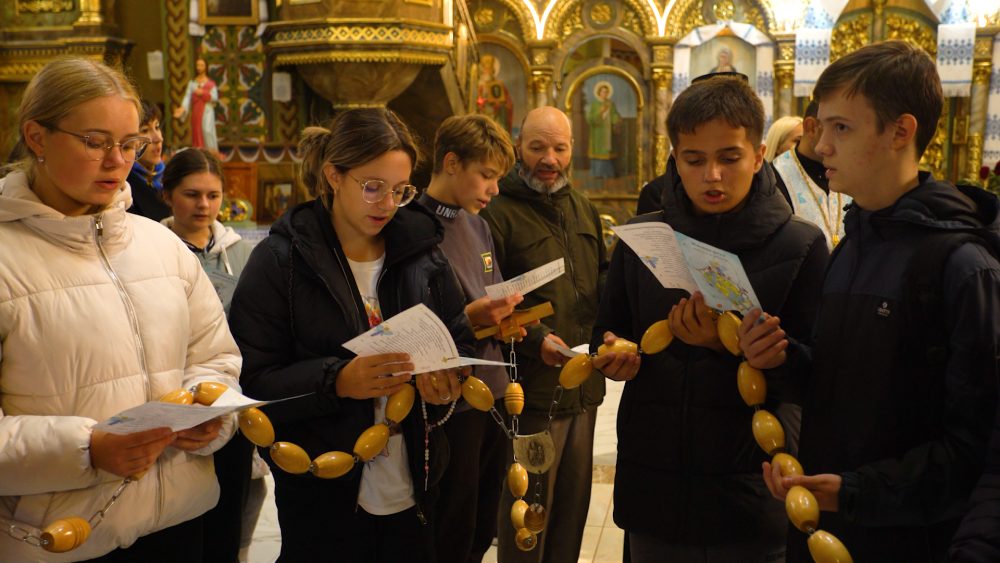 У калуського храмі сьогодні молилися на 5-метровій вервиці