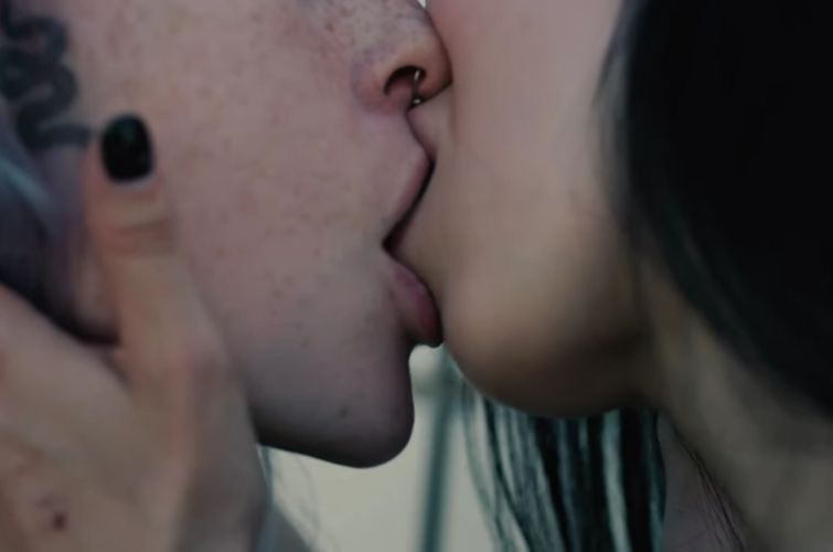 У кліпі в одному з кадрів показали поцілунок двох жінок.