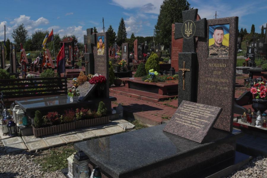 На Алеї Слави міського кладовища започаткували встановлення однакових надмогильних памʼятників. Фото: міська рада