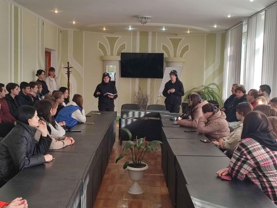  Поліцейські систематично здійснюють ряд заходів спрямованих на виховання в учнів активної життєвої позиції 