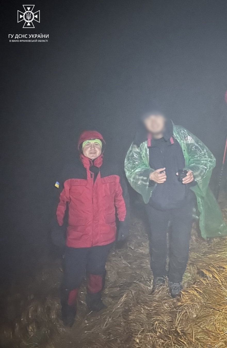 Рятувальники розшукали туриста  та супроводили до НСБ “Заросляк”.