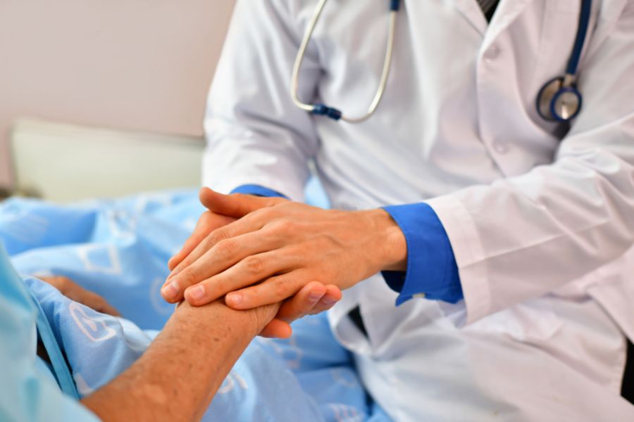 Ілюстроване фото. Інсульт може проявлятися сильним головним болем без причини, сонливістю, блювотою, нудотою