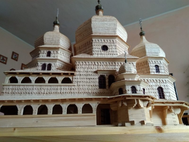 Працює Олег Волощук не щодня, але коли сідає за роботу, то завжди  трудиться щонайменше 3-4 години.

