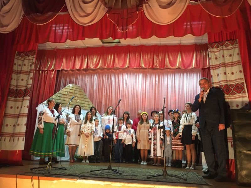 Не менш захопливими були колоритні виступи співочих родин, поетів-декламаторів, пекарів та танцюристів