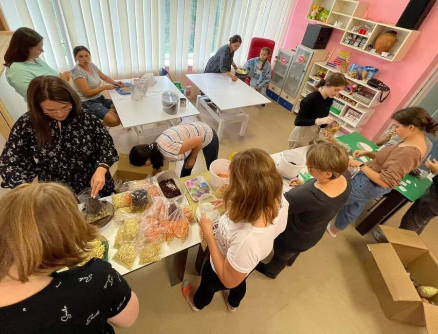 Щотижня волонтери передають воїнам сухі борщі