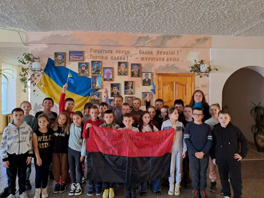 Воїни з цим прапором на броні та під серцем йдуть у бій.