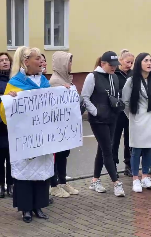Протест був викликаний спрямуванням мільйонів гривень на брукування тротуарів. Калушани згадали і про премії
