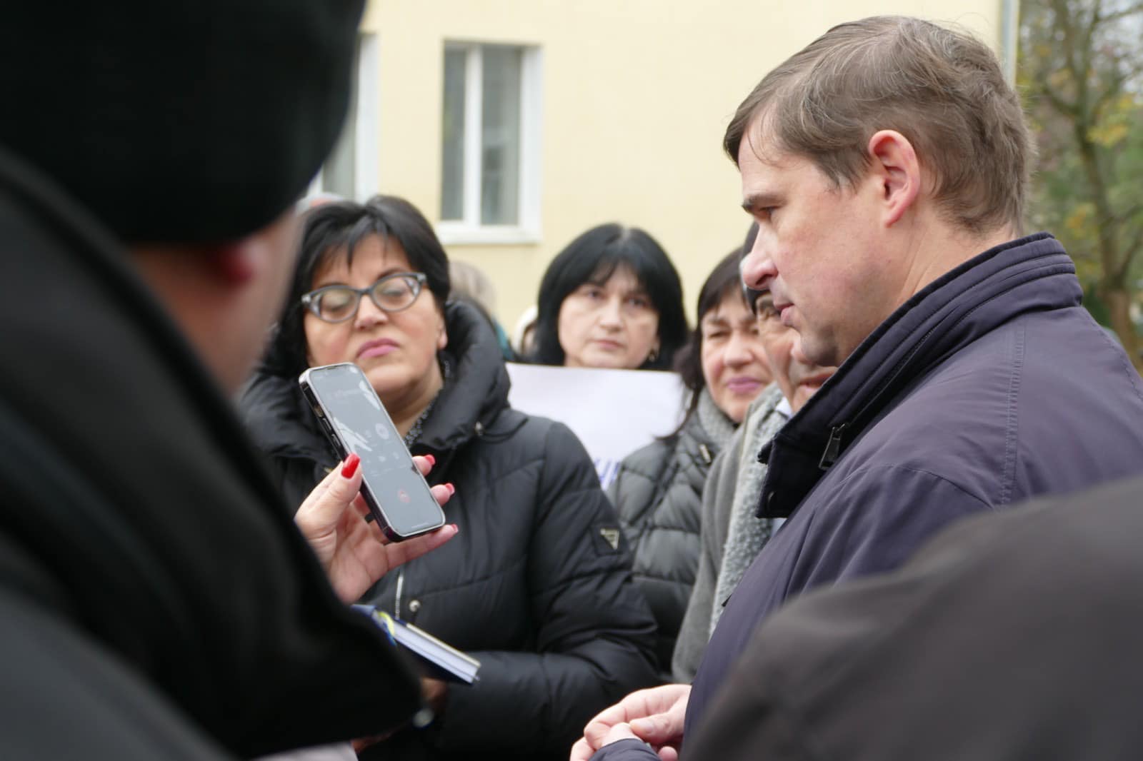 На протесті калушани телефонували на передову, щоб міський голова почув думку військових. Фото: міська рада