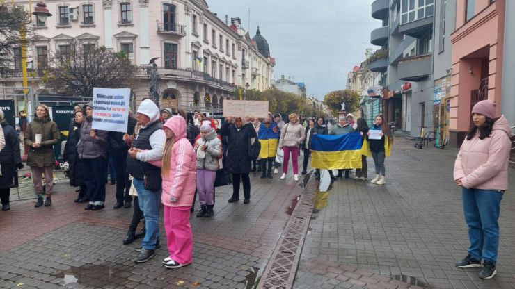 Жінки вимагають, щоб військові мали право на звільнення через півтора року після мобілізації