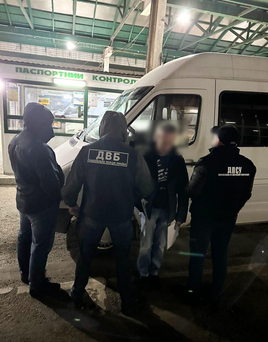 Правоохоронці викрили одного із учасників злочинної схеми в пункті пропуску «Шегині»