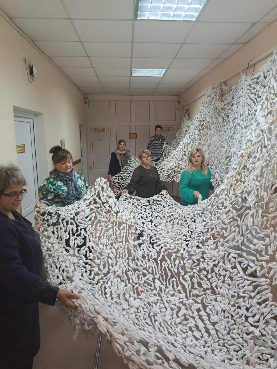 У Студінській гімназії учні та вчителі плетуть маскувальні сітки