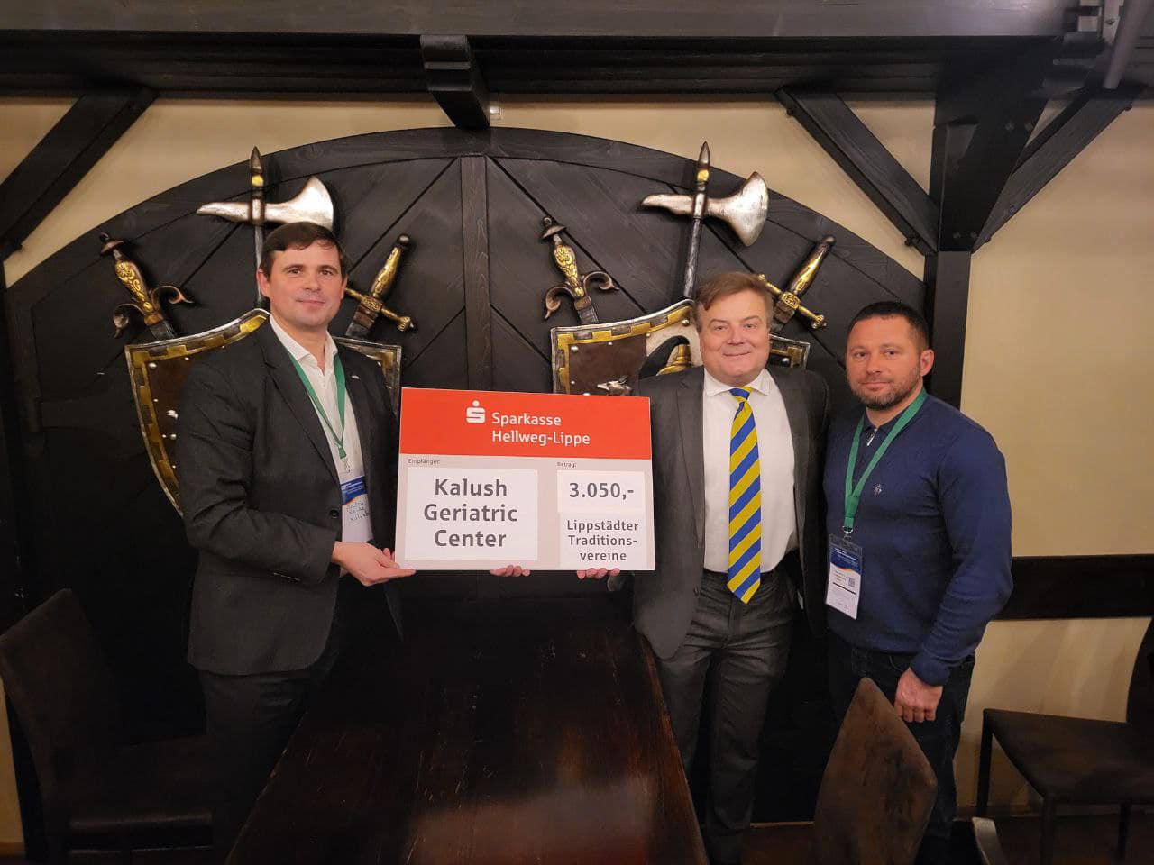 У Калуський геріатричний центр мисливське товариство з Ліппштадта передало чек на 3050 євро