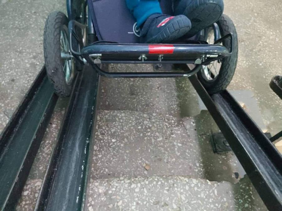 Пандус в поліклініці змонтований близько 10 років тому за старими вимогами