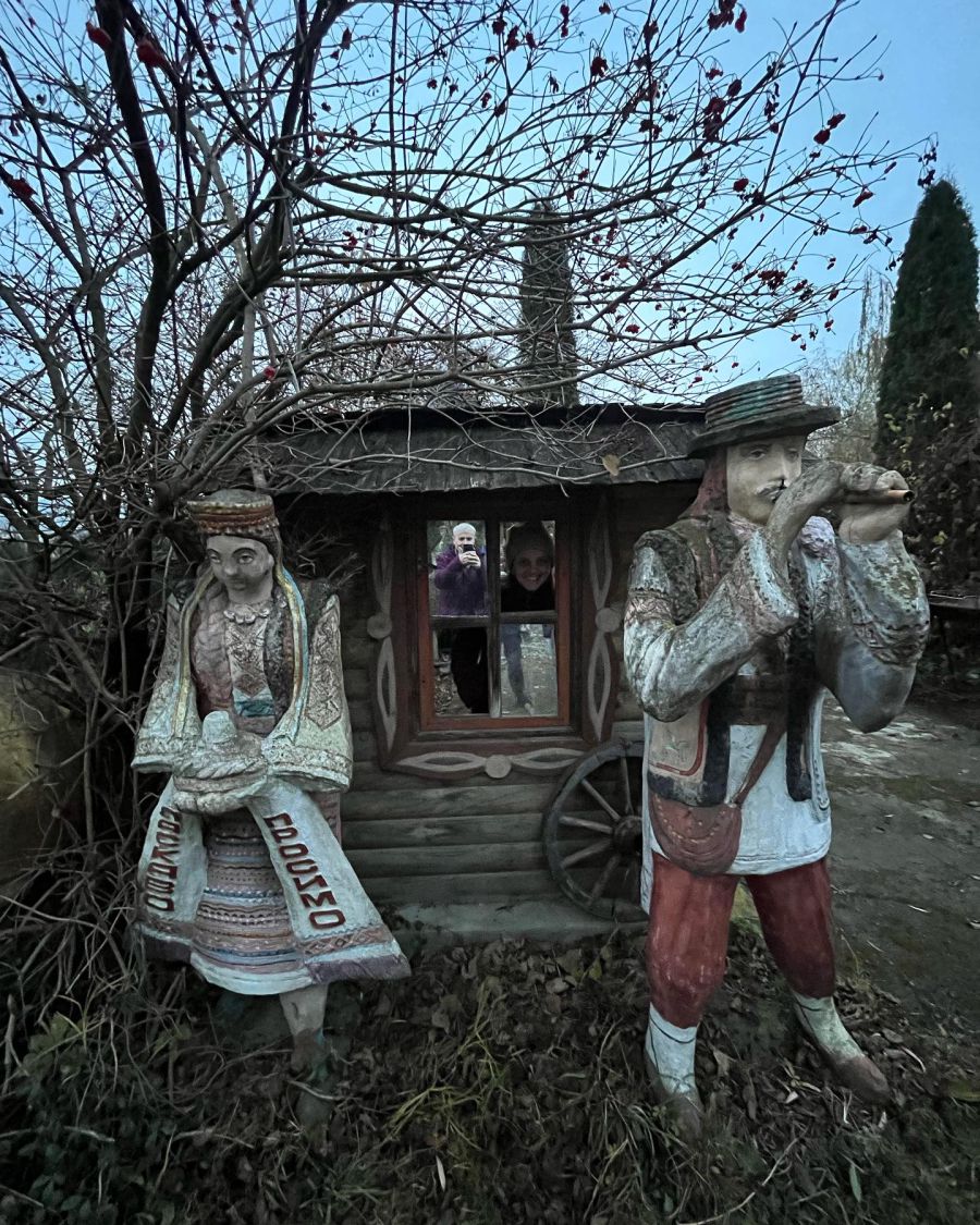 Олексій Бондаренко також майструє вітряки, споруджує дивні гойдалки й каруселі