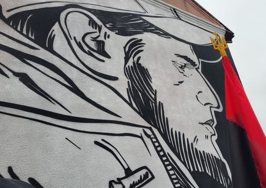 Створив мурал художник з Харкова Андрій Пальваль. Фото: Бурштинська міська рада/Facebook