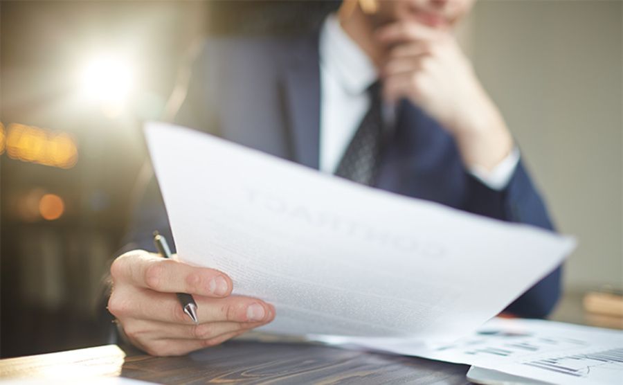 Ілюстроване фото. Директор підробив документи про ремонт дороги і заволодів державними коштами