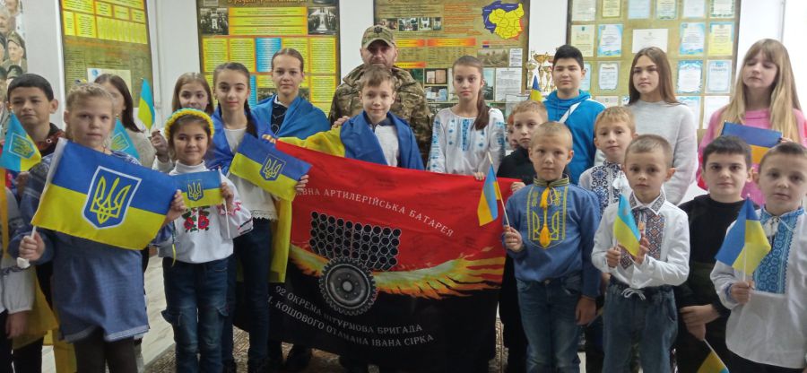 На пам'ять захисник подарував ліцею іменний прапор бригади, в якій несе службу