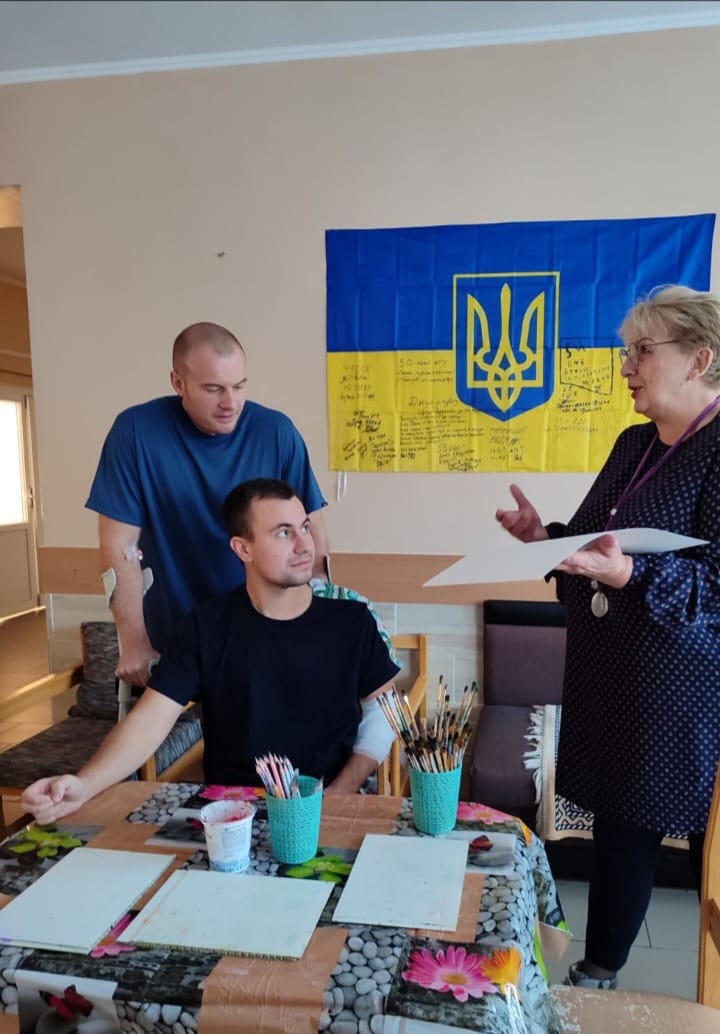 Бійці вчилися малювати під опікою калуських митців. Фото: Viktoria Grechko/Facebook