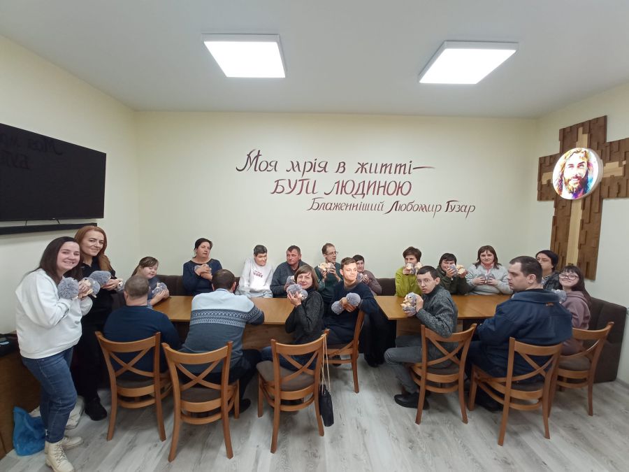 Дівчата й хлопці працювали над створенням артбуку "Їжачок"