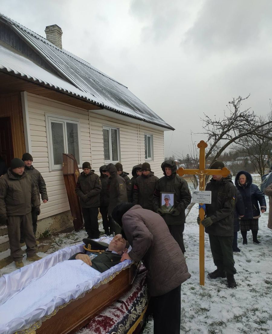 Захисника поховали з військовими почестями на місцевому кладовищі
