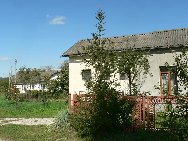 Будівля цегляна з шатровим дахом, збудована у 1960 році