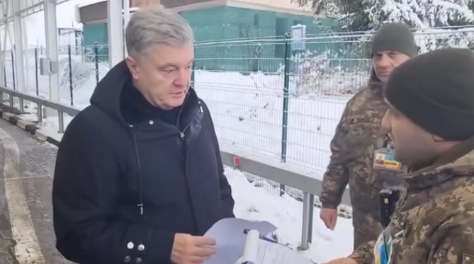 Порошенко впевнений, що прикордонники не пустили його за кордон, бо виконують "злочинні" накази Офісу Президента