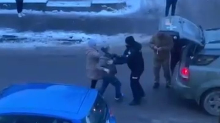 Нападнику не сподобалось, що військова машина завелика і водій повільно їде. Фото: скриншот з відео/Аліса Андрусяк