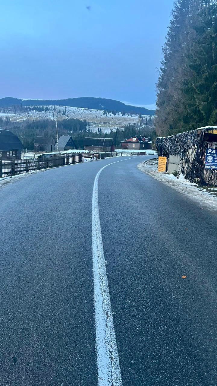  На дорогах місцевого значення продовжує працювати 36 одиниць техніки та 82 людей.