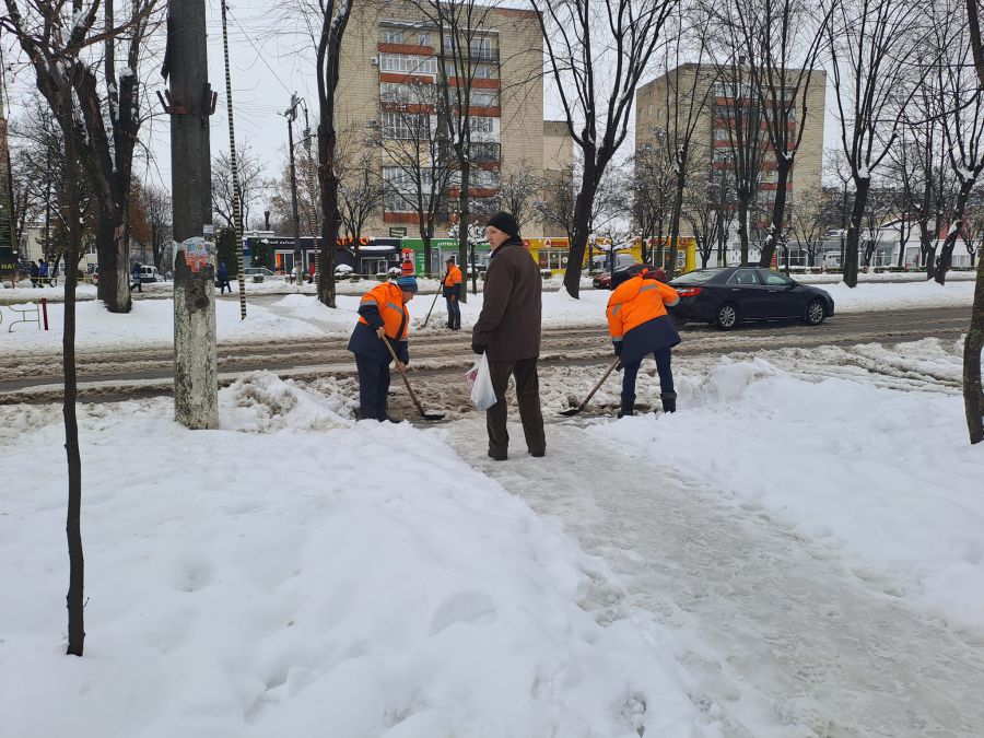 Значна кількість опадів спричинила  налипання мокрого снігу та пориви ліній електромереж.
