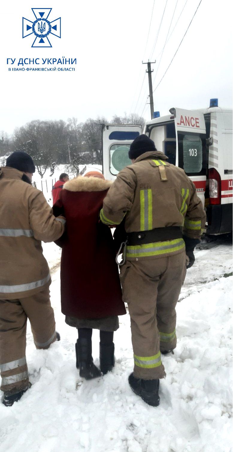 "Швидка" застрягла на засніженій ділянці дороги