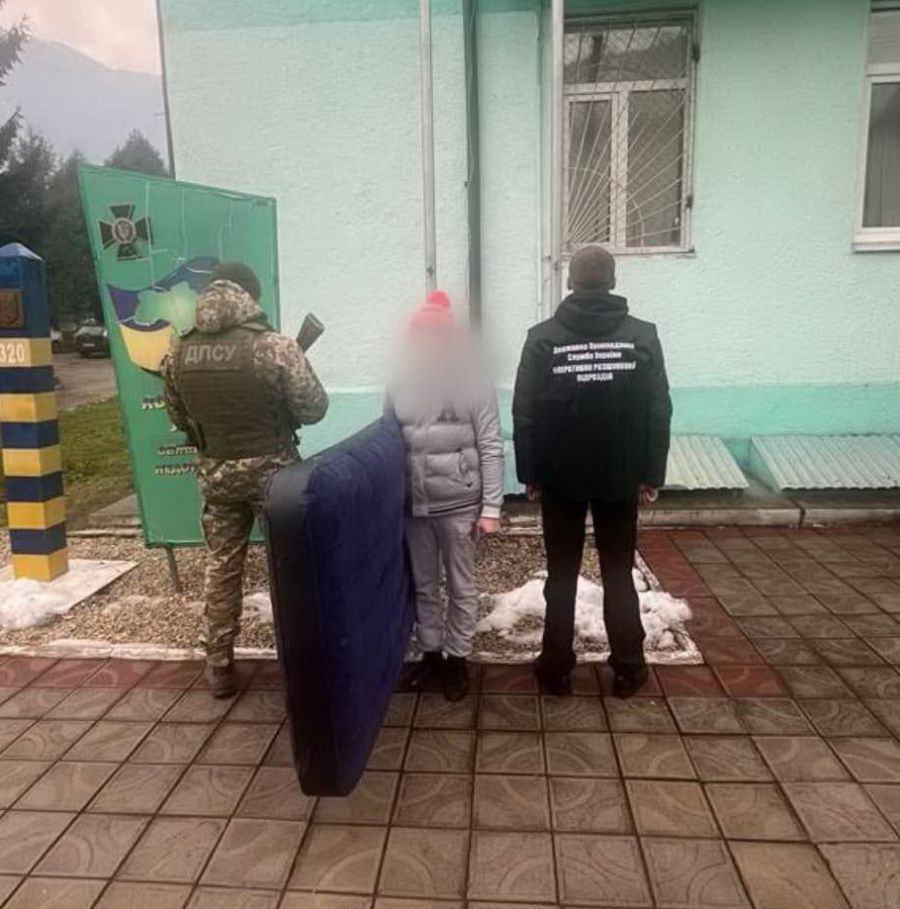 Чоловік вдягнув дитячу рожеву шапку, аби здаватися дитиною