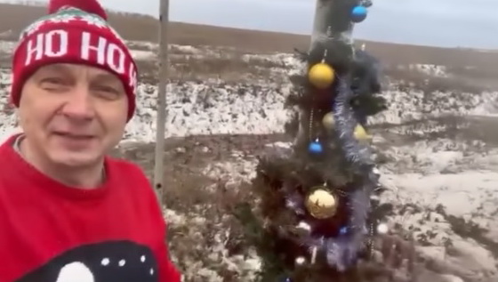 Ялинку Євген Ткачов встановив на трасі Часів Яр — Бахмут понад тиждень тому. Фото: скриншот із відео