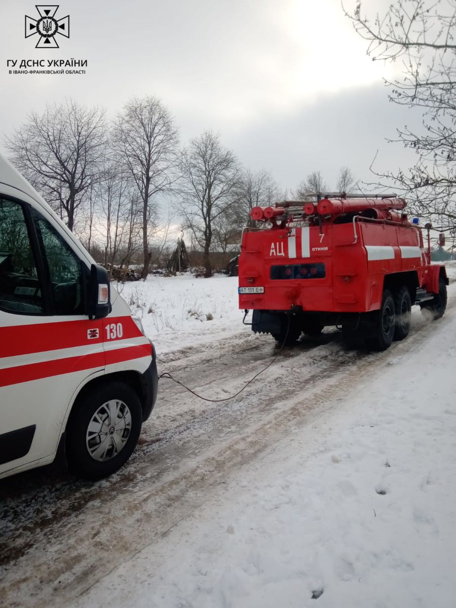 Рятувальники відбуксирували автомобіль "швидкої" на проїжджу частину дороги