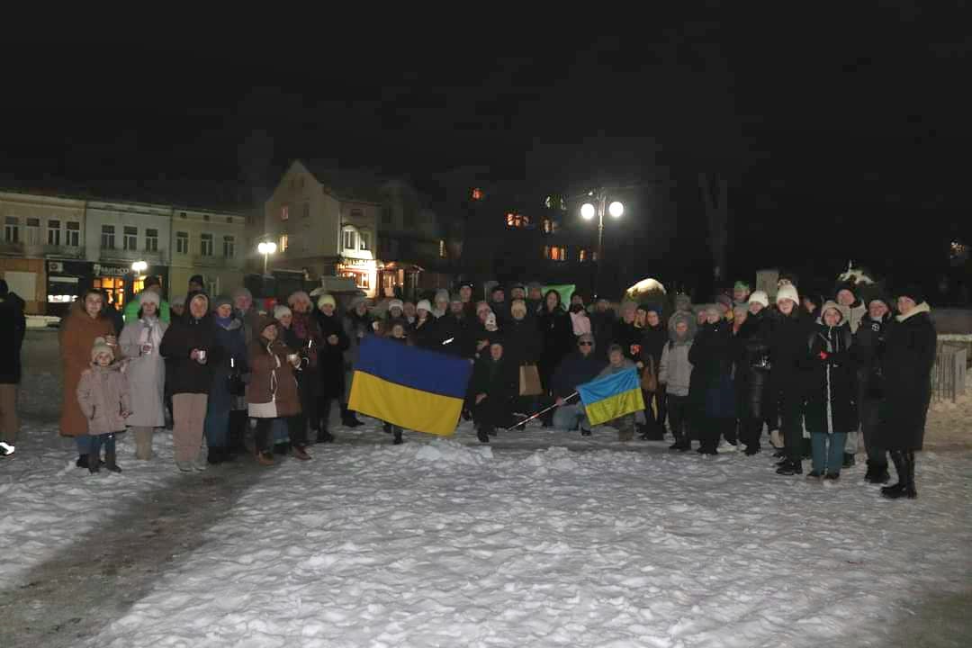Калушани зібралися на площі Героїв. Фото: міська рада