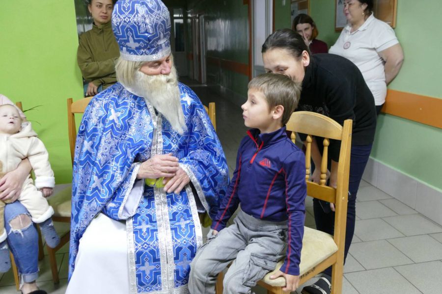 Діти отримали від Миколая подарунки