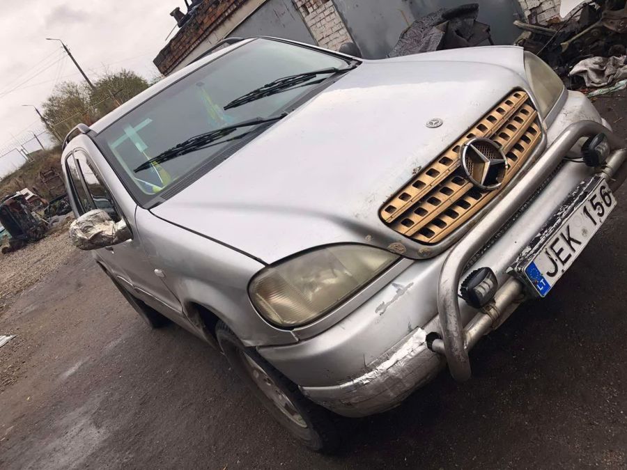 Автомобіль військових потребує ремонту