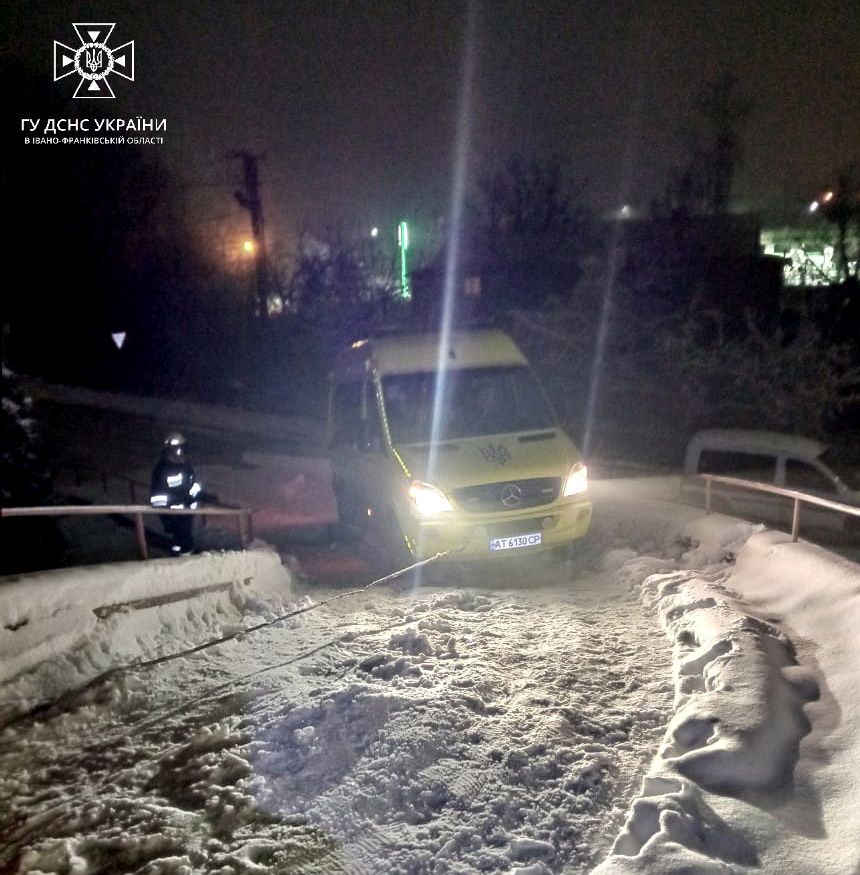 Рятувальники  відбуксирували автомобіль екстреної медичної допомоги.