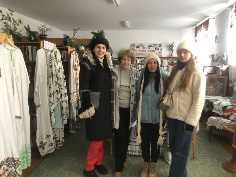 У   Любові Чернікової, як завжди, особливий інтерес викликають вишиті горсики і стародавні вишиті сорочки. 