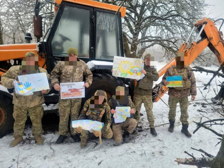 Допомагають військовослужбовцям ліцеїсти постійно.