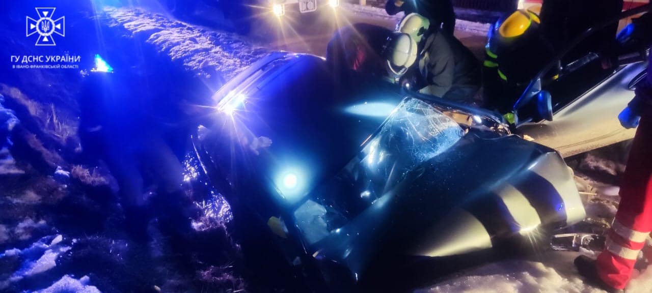 Надзвичайники від’єднали клеми акумуляторної батареї  транспортного  засобу.