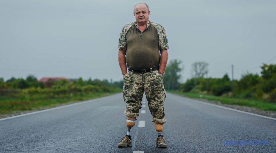 Військовий пережив теракт у сільраді. Фото: Сергій Гудак 

