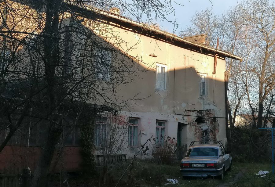 Аварійний будинок на вулиці Фабричній