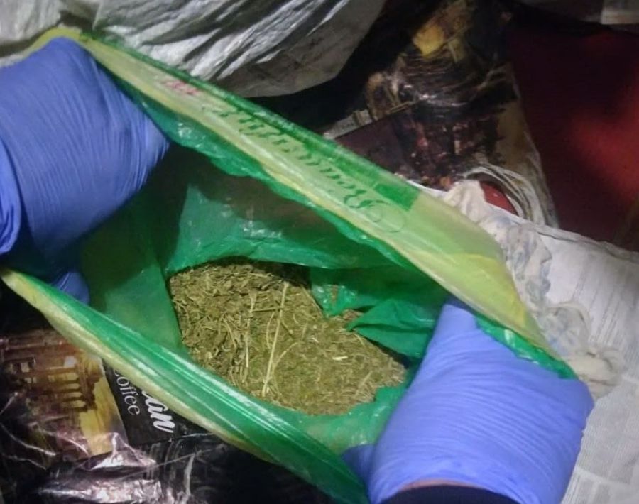 Ілюстроване фото. Патрульні виявили на столі пакет з речовиною зеленого кольору