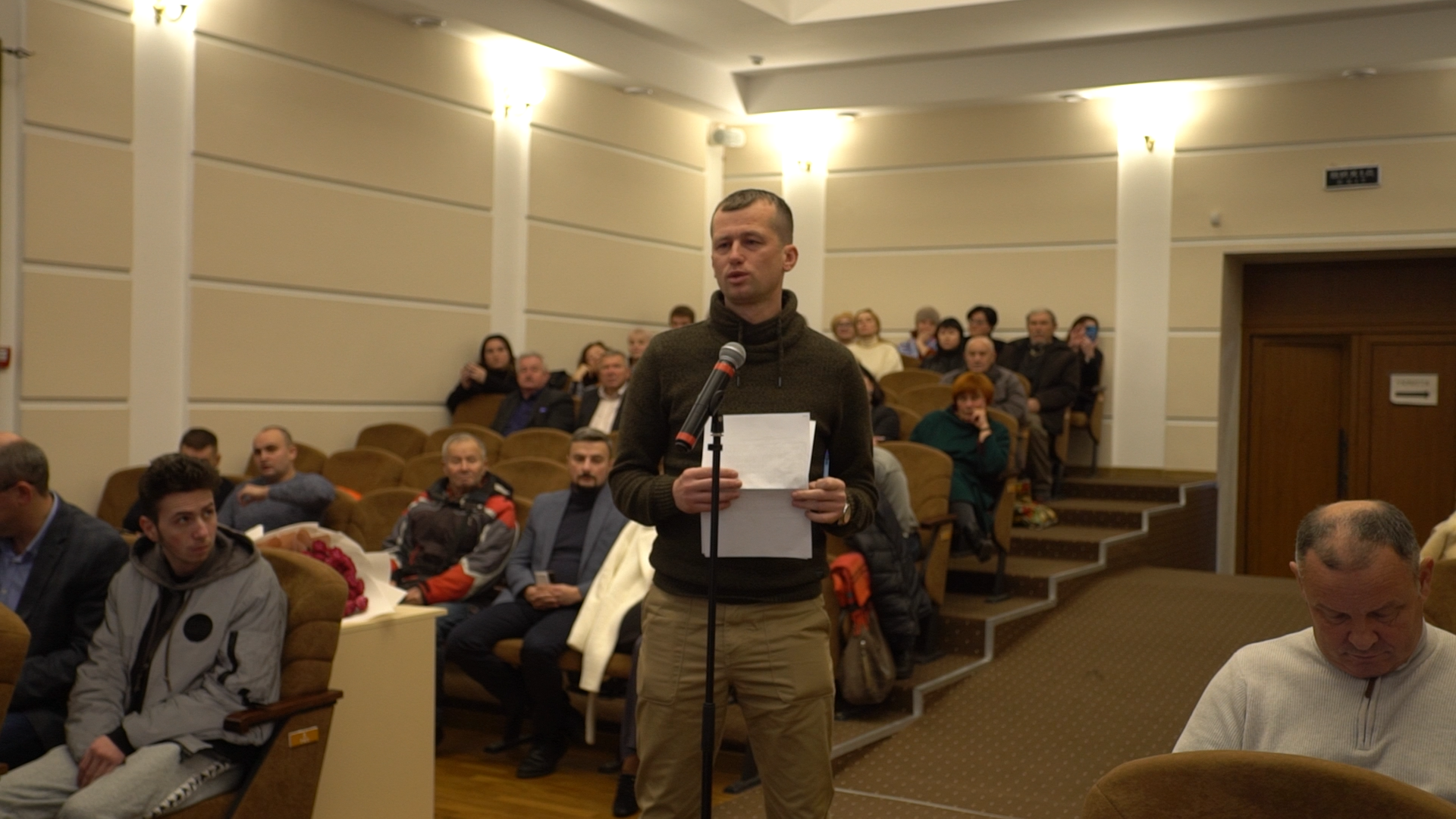 На сесії активісти шукали кошти на ЗСУ у кишенях посадовців міської ради