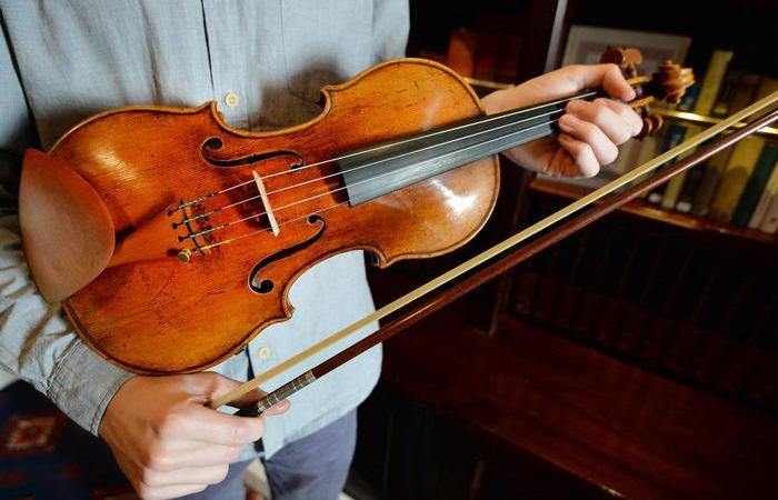 Ілюстроване фото. Коли дяк повернувся додому, до нього прийшли поліцейські і він віддав їм скрипку