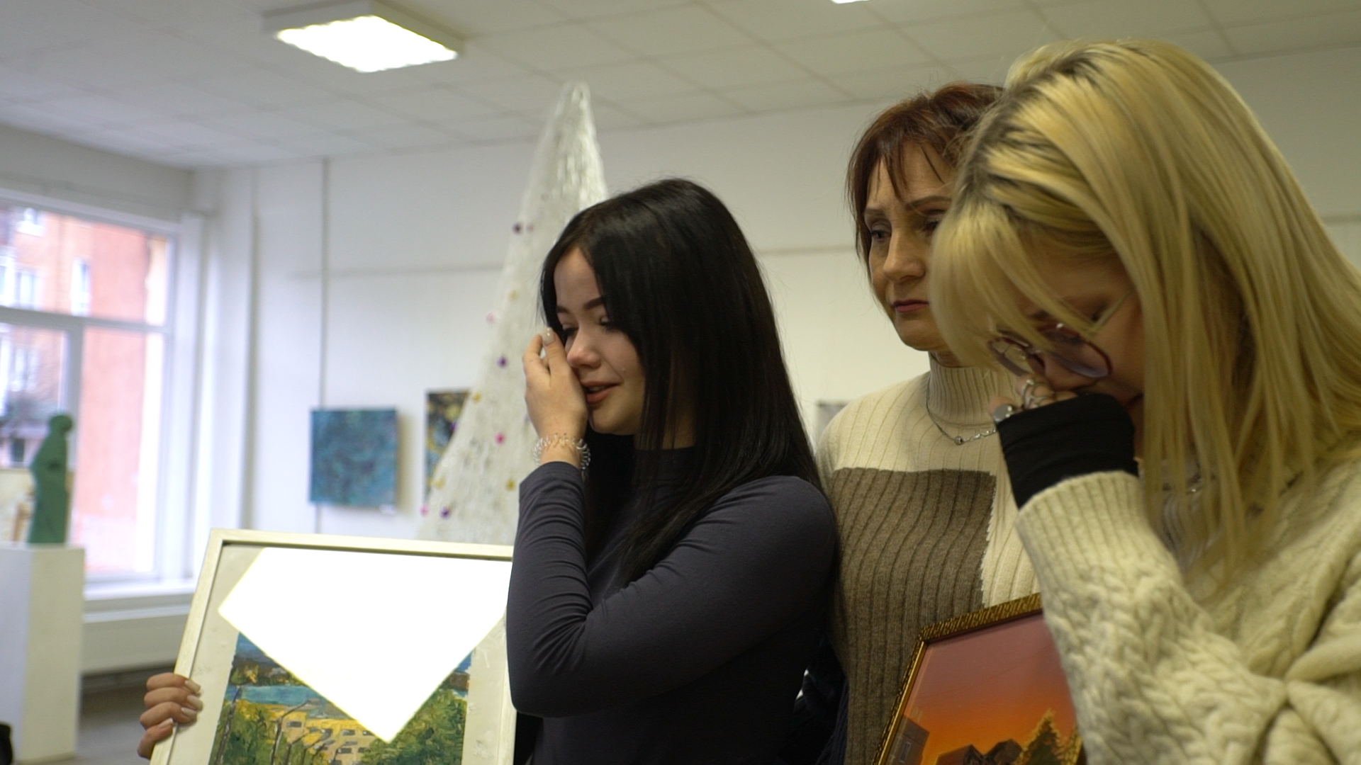 Вихованки гуртка образотворчого мистецтва будинку дитячої та юнацької творчості міста Нікополь подарували дві картини