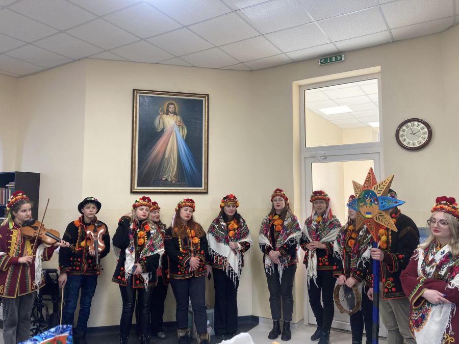 Мешканців центру привітали зі святами дзвінкою колядою 